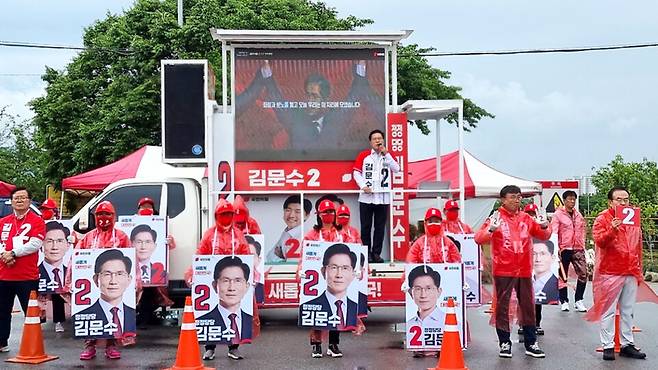 ▲ 지난 24일 장호원읍 일원에서 유세 연설을 하는 송석준 의원과 국민의 힘 관계자./사진제공=송석준 의원실