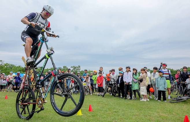▲&nbsp;&nbsp;24일 오전 양평군 남한강 양감섬에서 열린 '제9회 경기친환경자전거페스티벌'에서 양평군 홍보대사이자 삼단자전거 기네스 보유자인 어전귀씨의 3단 자전거 축하공연이 진행되고 있다.&nbsp;