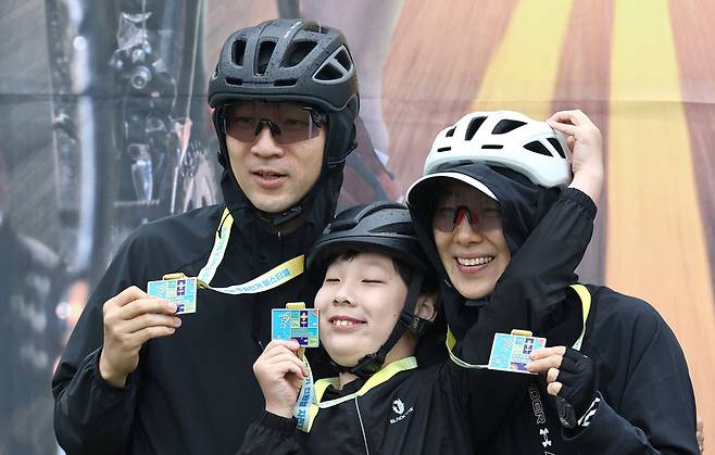 ▲&nbsp;한 가족이 완주 인증 메달을 들고 기념 사진을 찍고 있다.