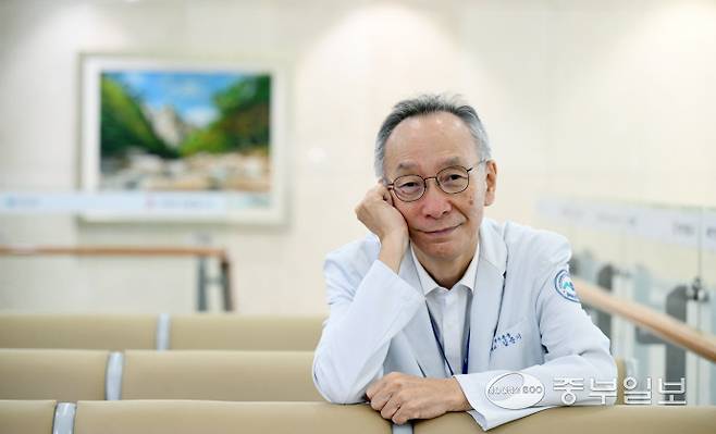 김준기 평택성모병원 외과 과장이 사진촬영을 위해 포즈를 취하고 있다. 노민규기자