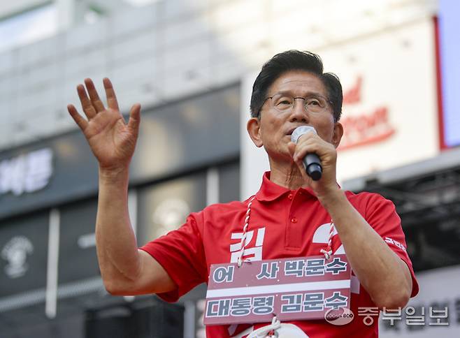 국민의힘 김문수 대선 후보가 22일 광명시 철산로데오거리에 마련된 유세차량에 올라 지지를 호소 하고 있다. 임채운기자