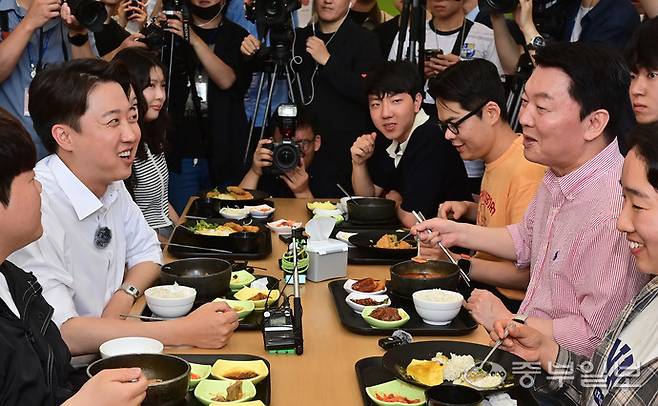 이준석 개혁신당 대선후보가 21일 성남시 수정구 가천대학교 글로벌캠퍼스에서 진행한 '학식먹자 이준석' 행사에 참여한 안철수 국민의힘 의원과 웃으며 대화를 나누고 있다. 임채운기자