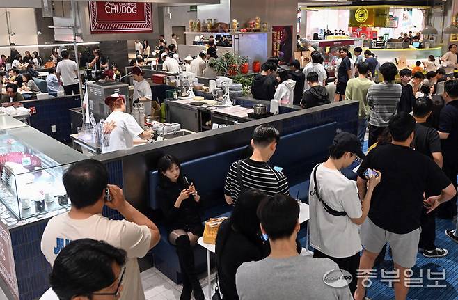 25일 오후 스타필드 수원에서 열린 '바이츠 플레이스 시즌 5'를 찾은 시민들이 요리 유튜버들의 시그니처 메뉴를 체험하기 위해 길게 줄 서있다. 임채운기자