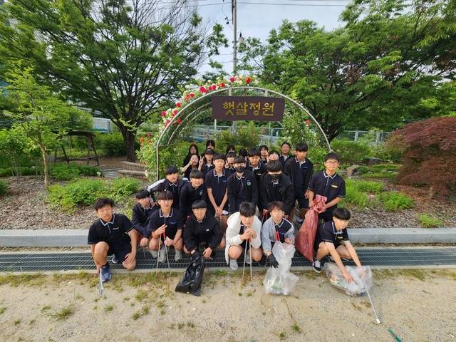 ▲ 청주 율량중 환경동아리 학생들이 '플로깅(Plogging)' 활동을 마친후 단체 사진을 찍고 있다./율량중 제공