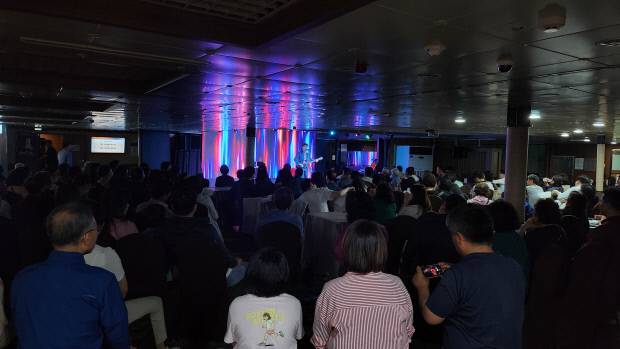 팬스타 드림호 공연장에서 탑승객들이 공연을 관람하고 있다.