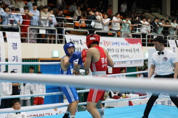 복싱 라이트웰터급 경남 양지성(최기수복싱클럽)이 상대방을 압박하며 공세하고 있다. / 경남체육회