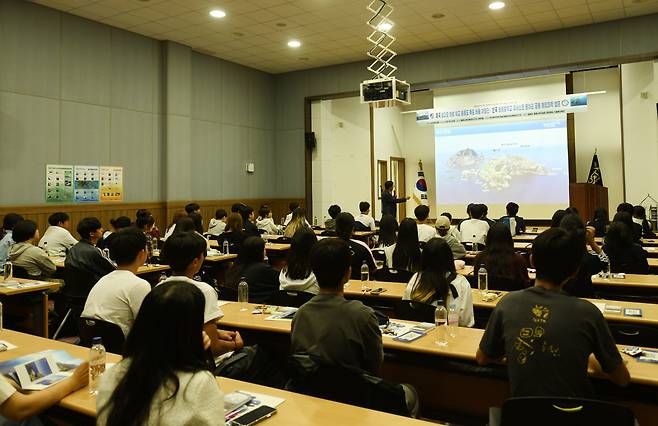 울릉중 유네스코 동아리와 함께 울릉도독도해양연구기지에서 독도에 대한 설명을 듣고 있다./해양연구기지
