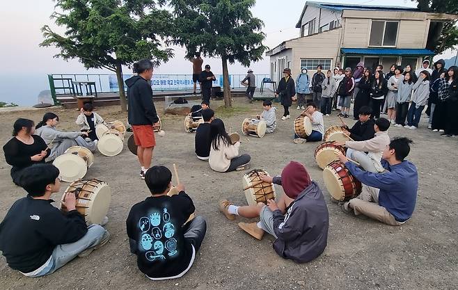 한국 문화를 즐기는 해랑학교 학생들./해양연구기지