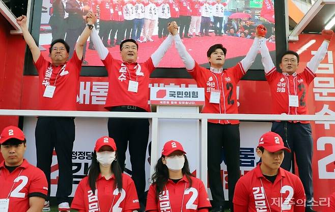 25일 오후 7시께 제주시 노형동 우편집중국 앞 사거리에서 열린 김문수 후보 지원 유세. 사진 왼쪽부터 고광철 국힘 제주선대위 공동선대위원장, 김승욱 국힘 제주선대위 총괄선대위원장, 김용태 국힘 비대위원장, 고기철 국힘 제주선대위 공동선대위원장. ⓒ제주의소리