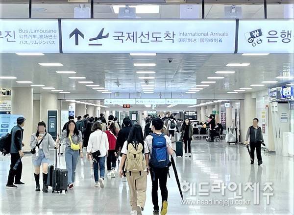 제주특별자치도가 관광객 유치를 위해 최대 5만 원 할인쿠폰을 지원하는 대규모 숙박 할인 행사를 진행한다. 사진은 제주국제공항 1층 대합실 전경.&nbsp;