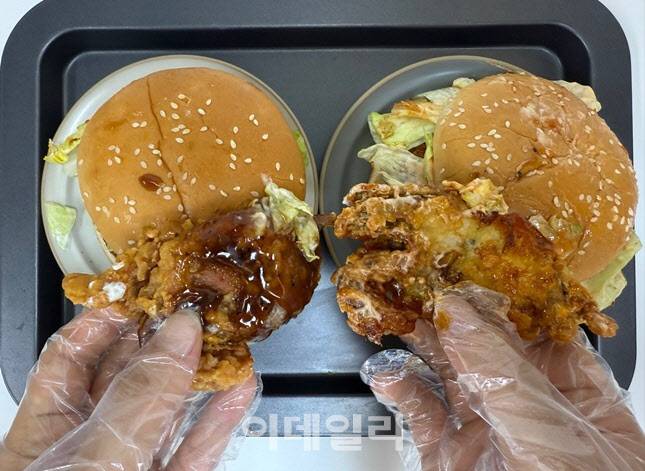 왼쪽부터 ‘크랩 얼라이브 버거’ 매운맛과 블랙페퍼맛 소프트쉘크랩(연화게)를 패티로 넣은 것이 특징이다. (사진=한전진 기자)
