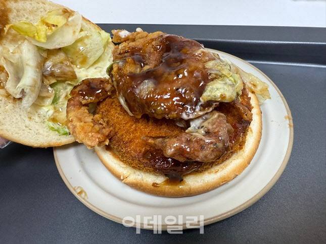 바삭한 게 튀김 패티의 풍미가 전반적인 햄버거 맛의 중심을 잡는다. (사진=한전진 기자)
