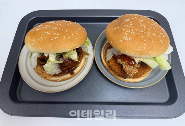 왼쪽부터 ‘크랩 얼라이브 버거’ 매운맛과 블랙페퍼맛 (사진=한전진 기자)