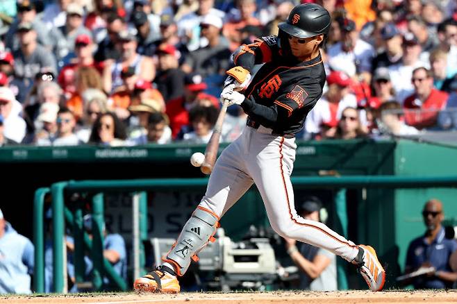 샌프란시스코 자이언츠의 이정후가 워싱턴 내셔널스와 경기에서 안타를 때리고 있다. 사진=AFPBBNews
