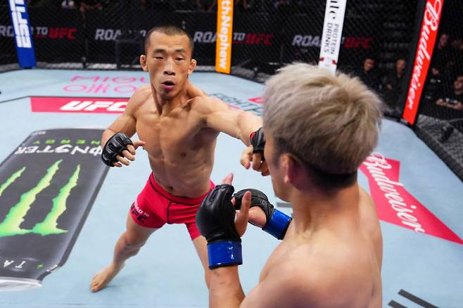 김동현의 제자 김상욱이 일본의 카미야 다이치를 몰아붙이고 있다. 사진=UFC