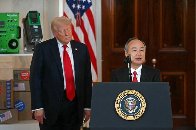 지난달 30일(현지시간) 미 백악관에서 열린 ‘미국 투자’ 행사에 참석한 도널드 트럼프 미국 대통령(왼쪽)과 손정의(일본명 손 마사요시) 소프트뱅크 회장(사진=AFP)