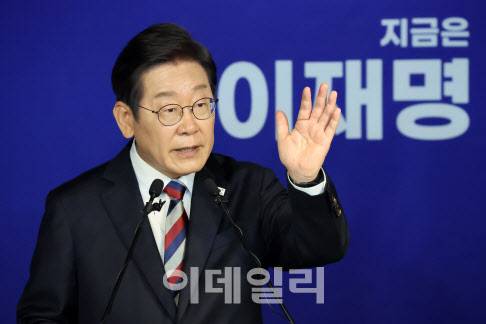 [이데일리 노진환 기자] 이재명 더불어민주당 대선 후보가 25일 서울 여의도 민주당사에서 기자회견을 하고 있다.