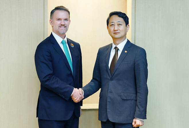 안덕근(오른쪽) 산업통상자원부 장관이 지난 16일 제주 서귀포시 제주국제컨벤션센터(ICC)에서 제이미슨 그리어(Jamieson Greer) 미국 무역대표부(USTR) 대표와 한·미 통상장관회담에 앞서 악수하고 있다.(사진=산업부)