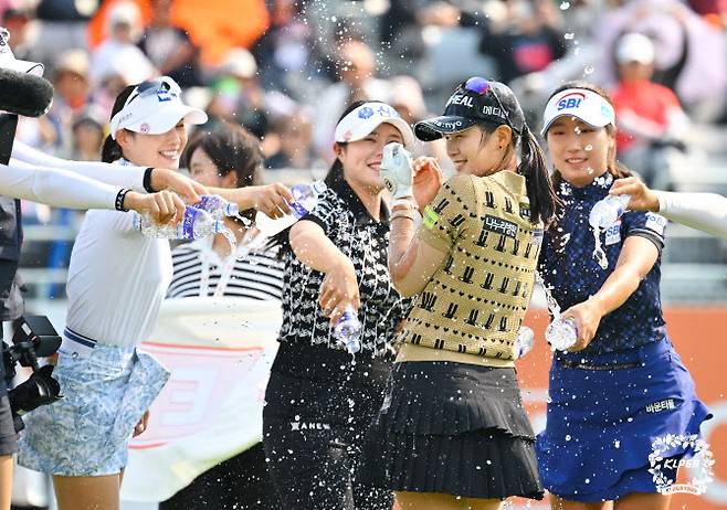 우승 축하 물세례를 받고 있는 박현경(사진=KLPGT 제공)