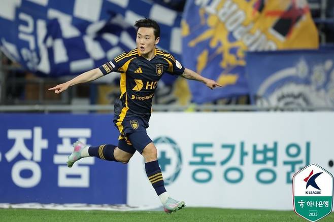 24일 김천상무전에서 역전골을 터뜨린 뒤 환호하는 울산 HD 엄원상