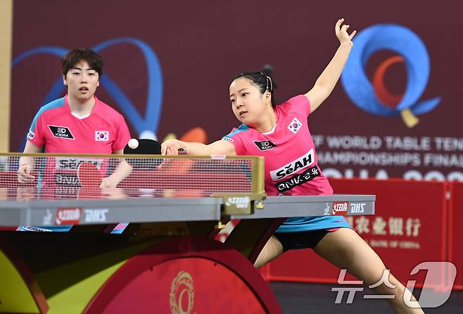 신유빈, 유한나가 19일 카타르 도하 카타르대학교 스포츠 컴플렉스에서 열린 2025 국제탁구연맹(ITTF) 세계선수권대회 여자복식 32강 조르지나 포타(헝가리), 드 누트(룩셈부르크) 조와 경기를 펼치고 있다. (사진공동취재단) 2025.5.19/뉴스1
