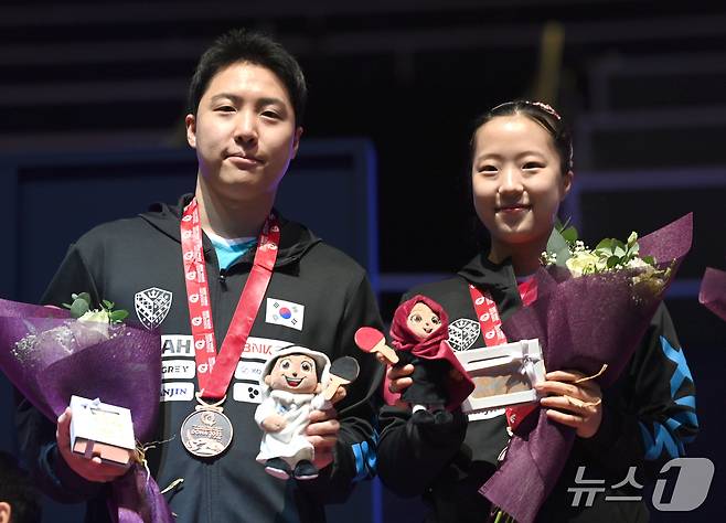 세계탁구선수권 혼합복식에서 동메달을 따낸 임종훈(왼쪽)-신유빈ⓒ News1 사진공동취재단