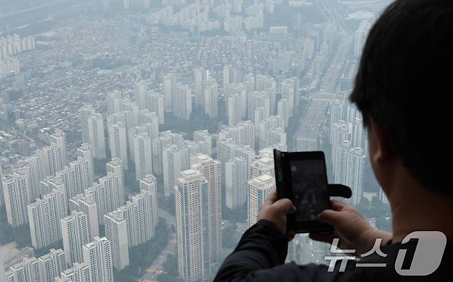 서울 송파구 서울스카이 전망대에서 바라본 서울 아파트 단지 모습. 2025.5.20/뉴스1 ⓒ News1 박지혜 기자