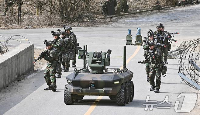 지난 3월 경기 파주시 무건리 훈련장에서 2025년 FS/TIGER 연습 일환으로 열린 ‘연합 WMD 제거작전 훈련’에서 25사단 장병들이 다목적무인차량을 선두로 의심시설로 진입하는 모습<자료사진> (육군 제공. 재판매 및 DB 금지) 2025.3.12/뉴스1