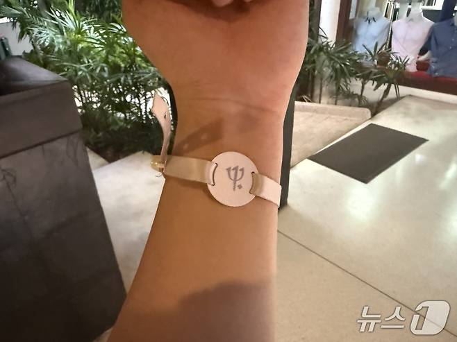 클럽메드의 상징인 팔찌. 팔찌는 객실 키와 추가 요금을 결제하는 수단이다. ⓒ 뉴스1 김형준 기자