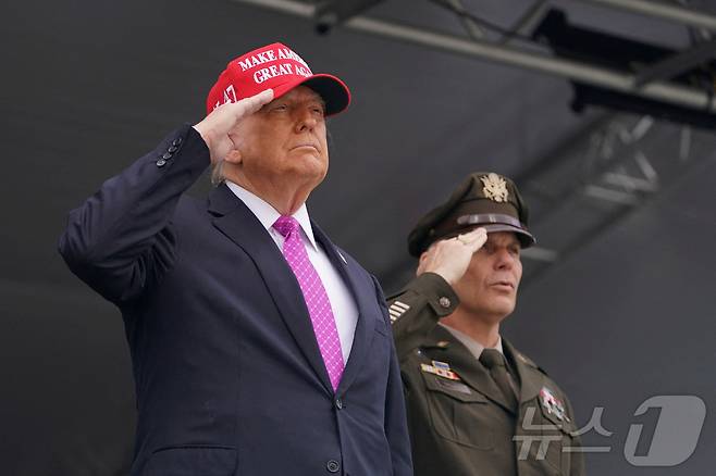 도널드 트럼프 미국 대통령이 24일(현지시간) 미국 뉴욕주 웨스트포인트 육군사관학교에서 열린 졸업식에서 거수경례를 하고 있다. 2025.05.24 ⓒ 로이터=뉴스1 ⓒ News1 류정민 특파원