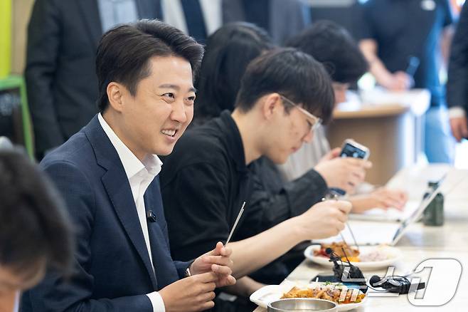이준석 개혁신당 대통령 후보가 24일 서울 동작구 노량진의 한 한식 뷔페에서 식사를 하며 공시생들과 대화하고 있다. 2025.5.24/뉴스1 ⓒ News1 이승배 기자