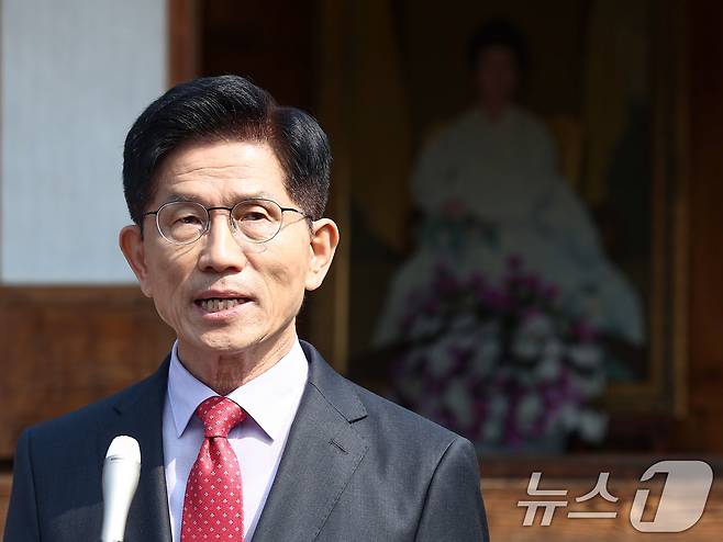 김문수 국민의힘 대통령 후보가 25일 오전 충북 옥천군 박정희 전 대통령의 부인 육영수 여사 생가를 둘러본 뒤 현안 관련 브리핑을 하고 있다. 2025.5.25/뉴스1 ⓒ News1 김민지 기자