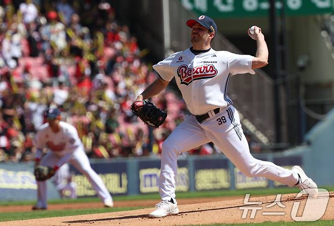 20일 오후 서울 송파구 잠실야구장에서 열린 '2025 신한 SOL뱅크 KBO 리그' 기아 타이거즈와 두산 베어스의 경기에서 1회초 두산 선발 잭로그가 역투하고 있다. 2025.4.20/뉴스1 ⓒ News1 김명섭 기자