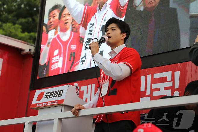 25일 제주시 노형동 제주우편집중국앞 교차로에서 김용태 국민의힘 비상대책위원장이 유세를 하고 있다.2025.5.25/뉴스1 ⓒ News1 홍수영 기자