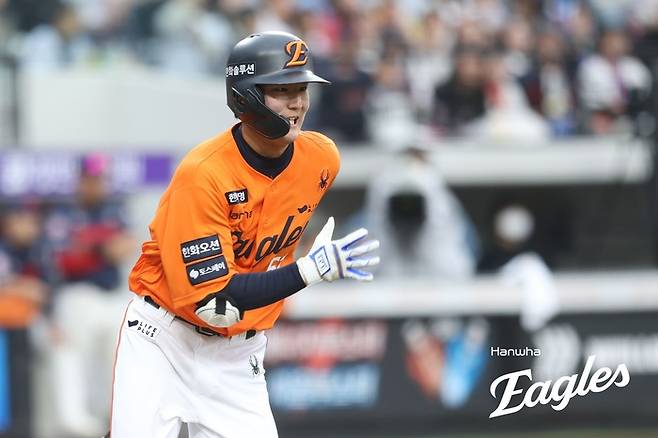한화 이민재가 24일 대전 한화생명 볼파크에서 열린 2025 KBO리그 롯데전에서 10회말 대타로 나서 타격 후 1루로 뛰고 있다. 2루수 정면으로 향했고, 병살타가 되고 말았다. 사진 | 한화 이글스