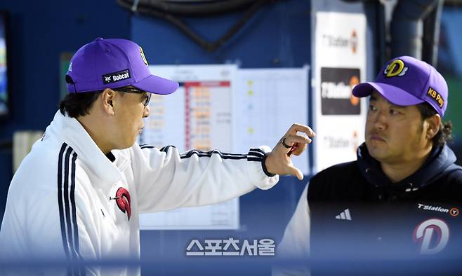 두산 이승엽 감독이 박석민 타격코치와 이야기를 나누고있다. 잠실 | 박진업 기자 upandup@sportsseoul.com