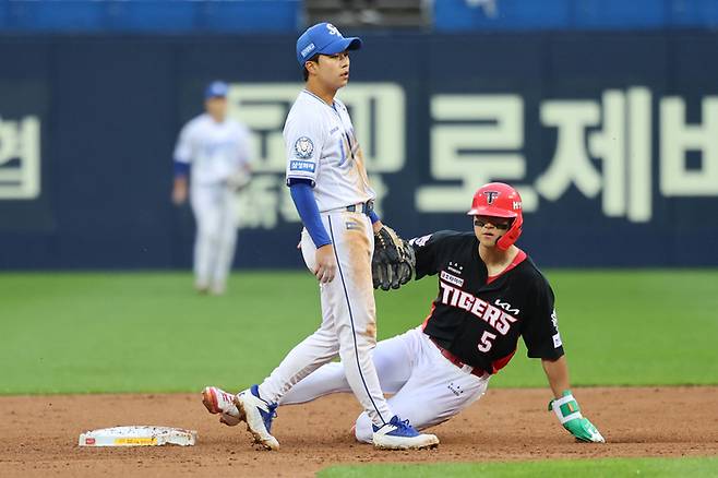 KIA 김도영이 24일 대구삼성라이온즈파크에서 열린 2025 KBO리그 정규시즌 4회초 도루에 성공하고 있다. 사진 | KIA 타이거즈