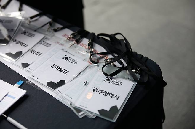 2025 KEL에 참가하는 선수들 위해 준비된 AD카드. 사진 | 한국e스포츠협회.