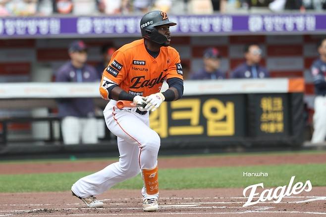 한화 플로리얼이 25일 대전 한화생명 볼파크에서 열린 2025 KBO리그 롯데전에서 1회말 우중월 솔로포를 때리고 있다. 사진 | 한화 이글스