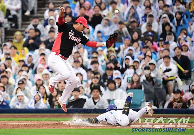 24일 대구 삼성라이온즈파크에서 열린 KBO리그 삼성과 KIA의 경기. 3회 삼성 양도근이 기습번트 후 1루에서 슬라이딩 세이프되고 있다. 대구=송정헌 기자songs@sportschosun.com/2025.05.24/