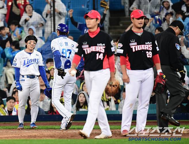 24일 대구 삼성라이온즈파크에서 열린 KBO리그 삼성과 KIA의 경기. 7회 2사 1루. KIA 실책 유발하며 내야안타 성공시킨 삼성 김성윤. 대구=송정헌 기자songs@sportschosun.com/2025.05.24/