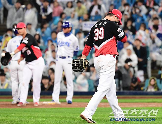 24일 대구 삼성라이온즈파크에서 열린 KBO리그 삼성과 KIA의 경기. 8회말 1사 만루. 강판 당하는 KIA 최지민. 대구=송정헌 기자songs@sportschosun.com/2025.05.24/