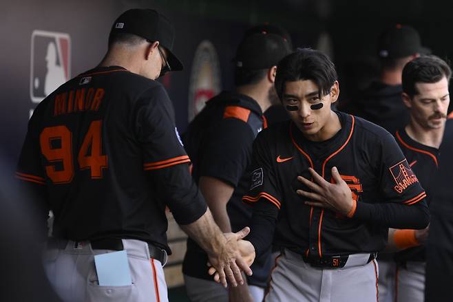 이정후가 경기 전 데이먼 마이너 보조 타격코치와 악수를 하고 있다. AP연합뉴스