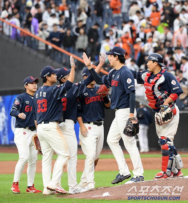 24일 대전 한화생명볼파크에서 열린 한화 이글스와 롯데 자이언츠의 경기. 승리한 롯데 선수들이 기뻐하고 있다. 대전=박재만 기자 pjm@sportschosun.com/2025.05.24/