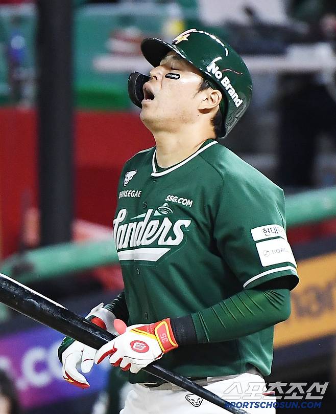 좌익수 김현수의 글러브에 공이 들어가자 한유섬이 탄식하고 있다. 사진=정재근 기자 cjg@sportschosun.com