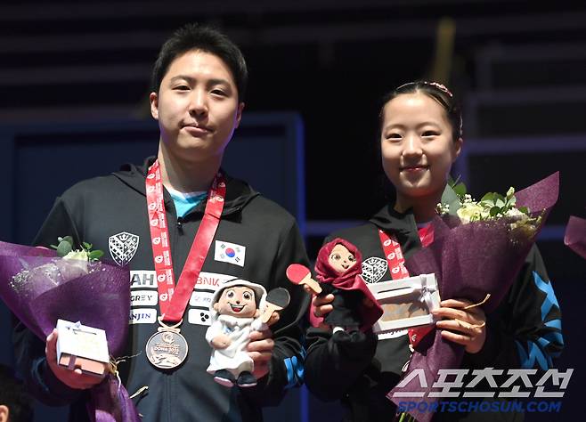임종훈, 신유빈이 24일 카타르 도하 루사일 아레나에서 열린 2025 국제탁구연맹(ITTF) 세계선수권대회 혼합복식 시상식에서 동메달을 걸고 포즈를 취하고 있다.  2025. 5. 24.  사진공동취재단