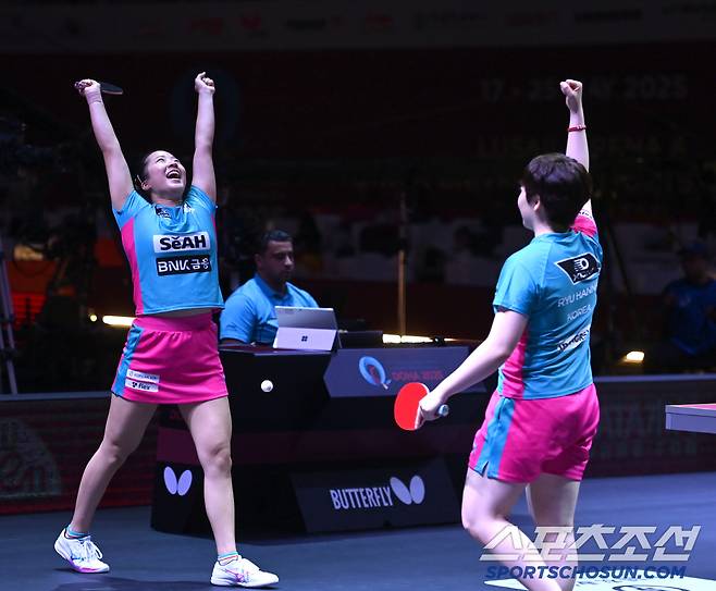 신유빈, 유한나가 22일 카타르 도하 루사일 아레나에서 열린 2025 국제탁구연맹(ITTF) 세계선수권대회 여자복식 8강 일본 오도 사츠키 - 요코이 사쿠라와 경기 승리 후 환호하고 있다. 2025. 5. 22.  사진공동취재단