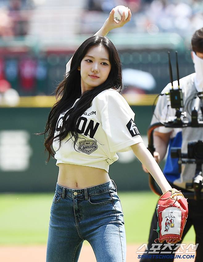 25일 인천 SSG랜더스필드에서 열린 LG-SSG전. 신인 걸그룹 키키 수이가 시구하고 있다. 있다. 인천=정재근 기자 cjg@sportschosun.com/2025.5.25/