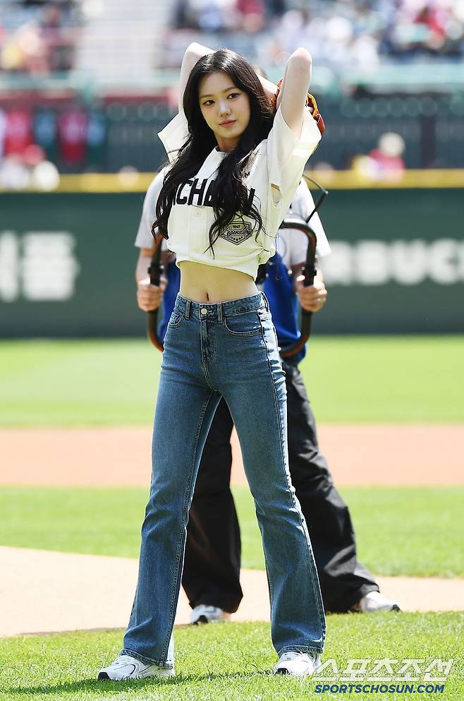 25일 인천 SSG랜더스필드에서 열린 LG-SSG전. 신인 걸그룹 키키 수이가 시구하고 있다. 있다. 인천=정재근 기자 cjg@sportschosun.com/2025.5.25/