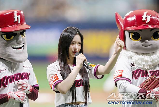 걸그룹 키키(KiiiKiii) 멤버 키야가 키움 히어로즈 유니폼을 입고 고척돔을 찾아 시구를 했다. <사진제공=키움>